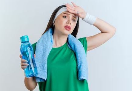 8 संकेत बताते हैं कि आपके शरीर में हो गई है पानी की कमी, जानें क्या करें