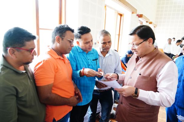 मुख्यमंत्री पुष्कर सिंह धामी ने रविवार को मुख्यमंत्री कैंप कार्यालय स्थित मुख्य सेवक सदन में जन समस्याएं सुनी।