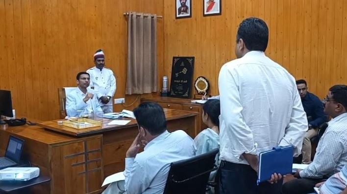 नही रुक रहे, डीएम के एक्शन, अब अनियमितताओं पर शराब की दुकान निलंबित