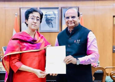 आम आदमी पार्टी की करारी हार के बाद सीएम आतिशी ने सौंपा अपना इस्तीफा