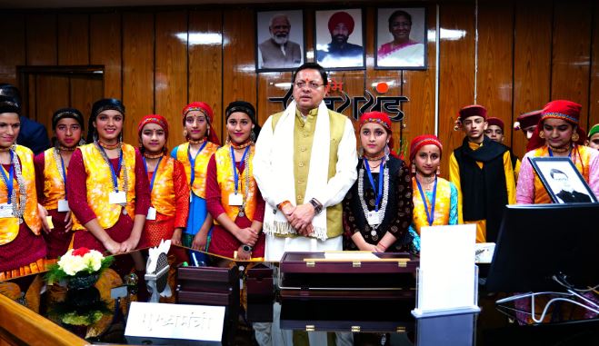 सीएम धामी से मिले एकलव्य आदर्श विद्यालय के विद्यार्थी