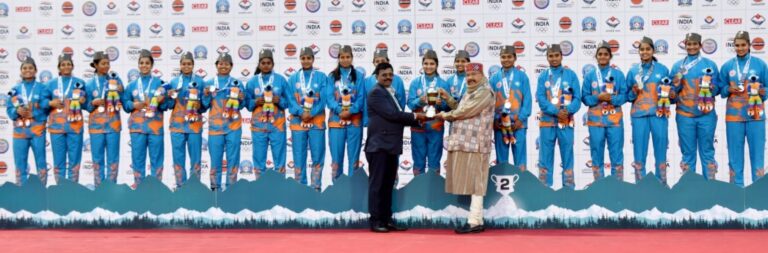 प्रभारी मंत्री महाराज ने महिला हॉकी खिलाड़ियों को किया सम्मानित