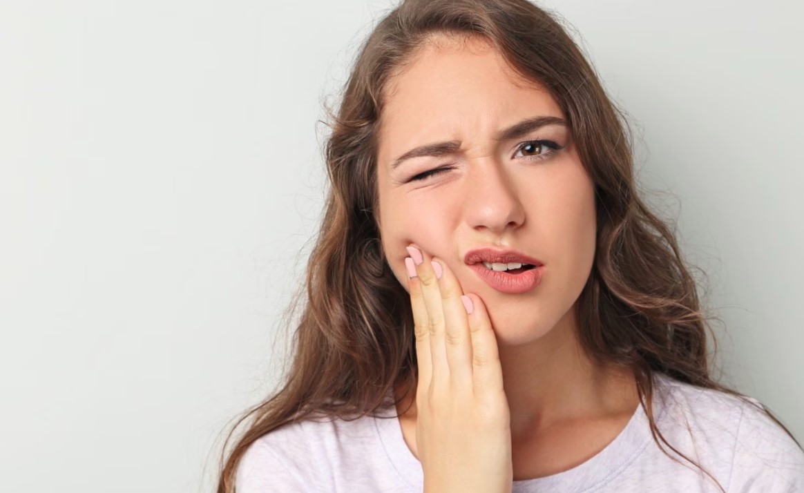 क्या आप भी अक्सर दांतों में दर्द और सड़न से रहते हैं परेशान, तो इन घरेलू नुस्खों की मदद से पा सकते हैं आराम 