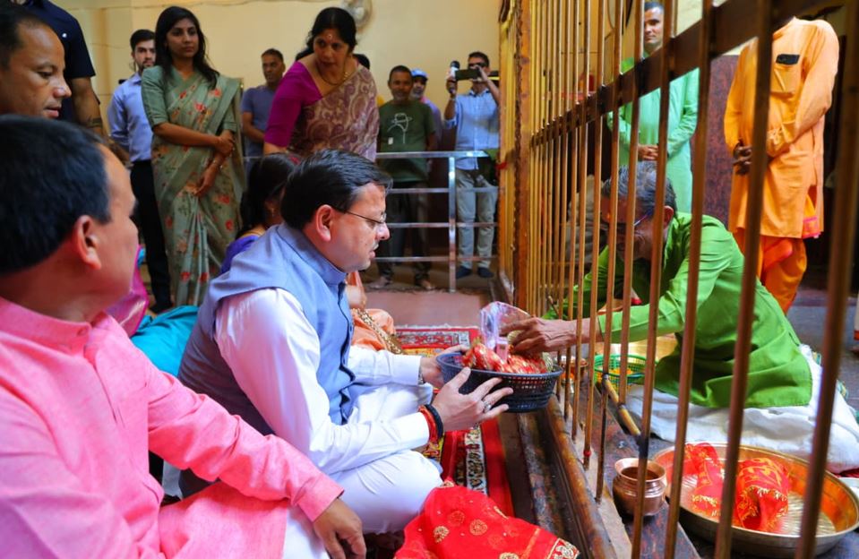 मुख्यमंत्री धामी ने मां धारी देवी के मंदिर में माथा टेका, प्रदेश की शांति और आपदा मुक्ति की प्रार्थना की।