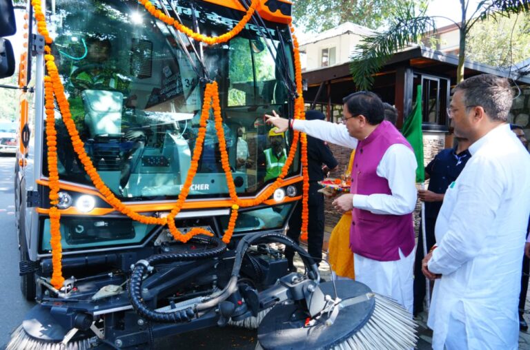 सीएम धामी ने देहरादून में आधुनिक रोड स्वीपिंग मशीन को रवाना किया।