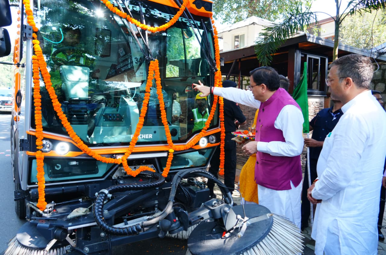 सीएम धामी ने देहरादून में आधुनिक रोड स्वीपिंग मशीन को रवाना किया।