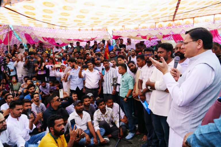 मुख्यमंत्री धामी ने युवाओं से मुलाकात कर परीक्षा प्रकरण सीबीआई जांच हेतु भेजा।