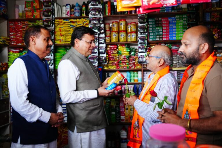 मुख्यमंत्री ने स्वदेशी व जीएसटी दरों की जानकारी जनता तक पहुँचाने को बाजार भ्रमण किया।