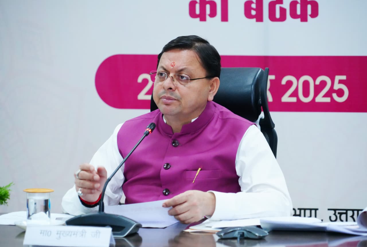 सीएम धामी ने कहा कि सड़कों को गड्ढा मुक्त बनाने के अभियान को और गति दी जाए।