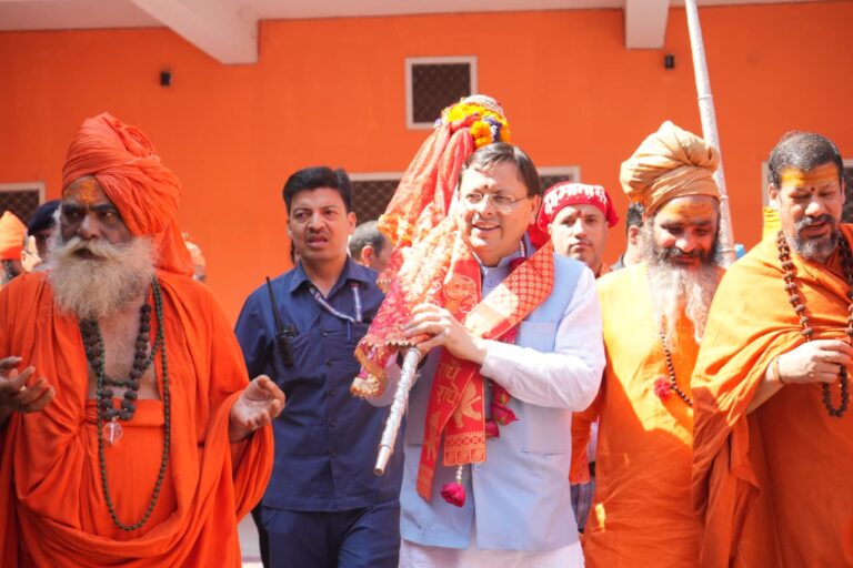 सीएम धामी ने छड़ी यात्रा का उद्घाटन कर इसे सनातन संस्कृति की पहचान बताया।