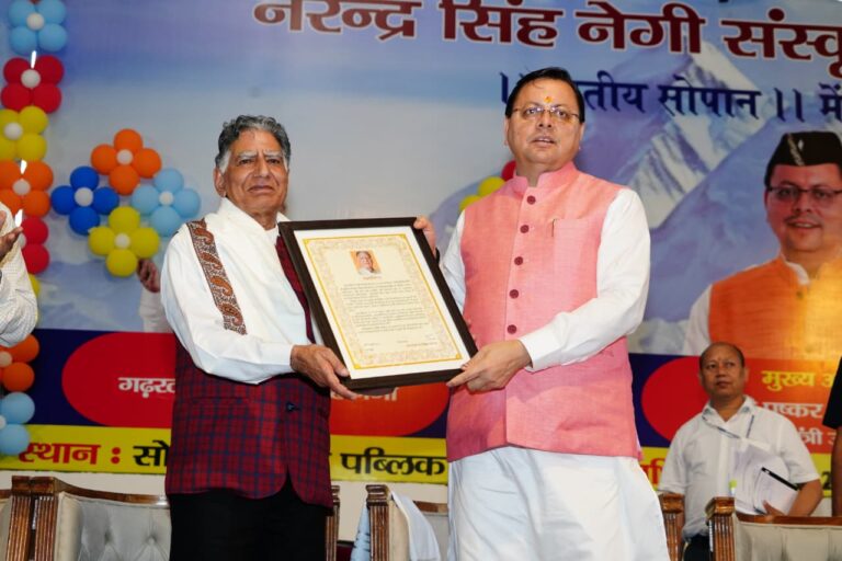 धामी ने हिमाचल के साहित्यकार एस.आर हरनोट को नेगी संस्कृति सम्मान से सम्मानित किया।