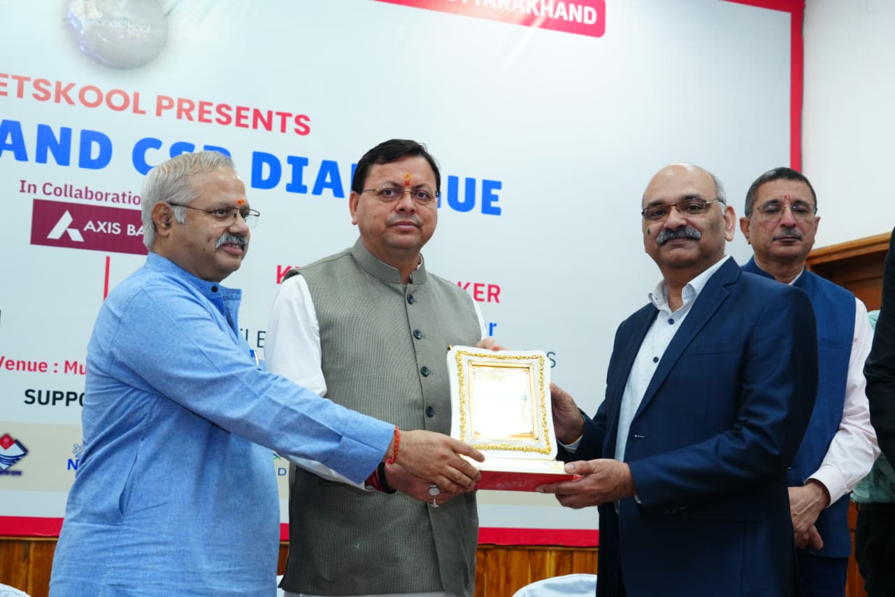 सीएम धामी ने सारकोट स्कूल में डिजिटल क्लासरूम की ऑनलाइन शुरुआत की।