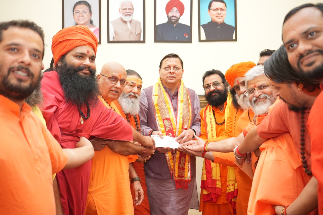 अखाड़ा परिषद ने आपदा राहत में निभाई अग्रणी भूमिका, मुख्यमंत्री पुष्कर सिंह धामी ने किया संत समाज के योगदान का अभिनंदन