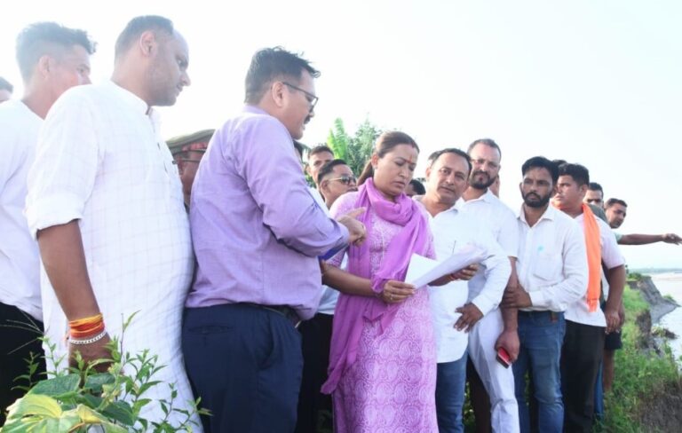 कैबिनेट मंत्री रेखा आर्या ने आपदा प्रभावित इलाके का दौरा किया।