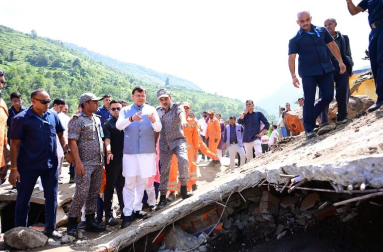 आपदा प्रभावित चमोली पहुंचे मुख्यमंत्री, पीड़ित परिवारों से मिले और हर प्रकार की मदद का वादा किया।