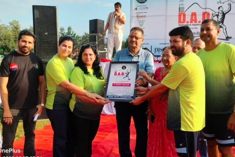 युवाओं ने नशे के खिलाफ एकजुटता दिखाते हुए मैराथन दौड़ी, कैबिनेट मंत्री गणेश जोशी ने इसे फ्लैग ऑफ किया।