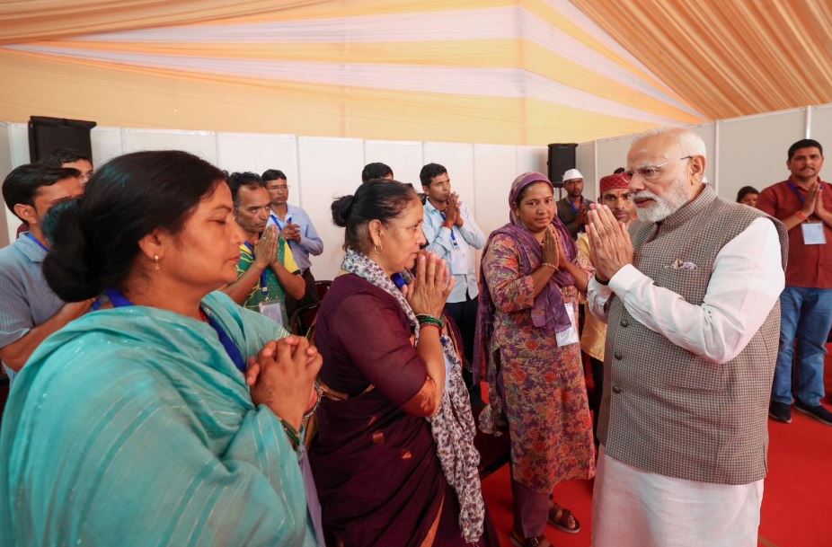 धराली आपदा पीड़ितों से मिले पीएम मोदी, हरसंभव मदद का दिया भरोसा