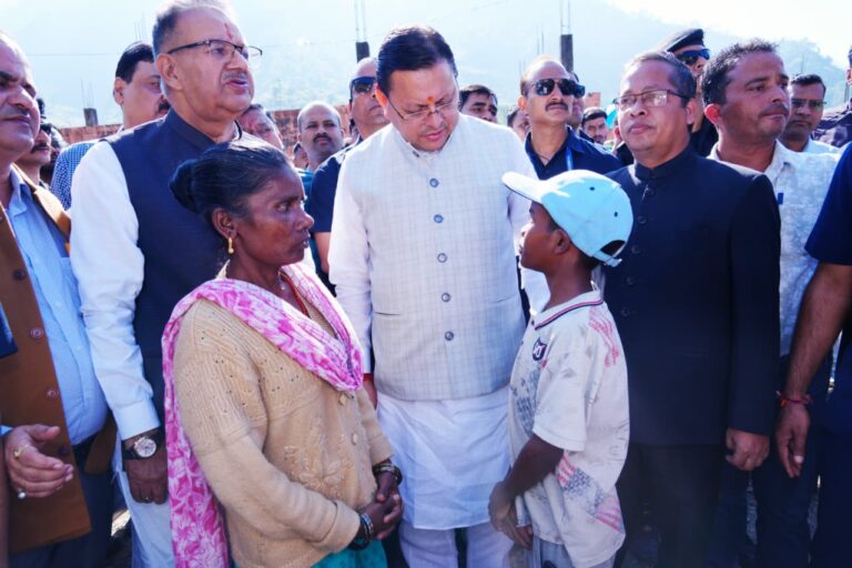 दीपोत्सव पर सीएम पुष्कर सिंह धामी सहस्त्रधारा पहुंचे, आपदा पीड़ितों से मिले और बधाई दी।