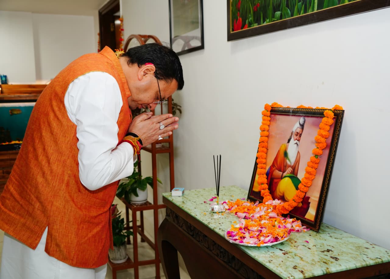 वाल्मीकि जयंती पर मुख्यमंत्री पुष्कर सिंह धामी ने महर्षि वाल्मीकि के चित्र के समक्ष श्रद्धा सुमन अर्पित कर उन्हें स्मरण किया।