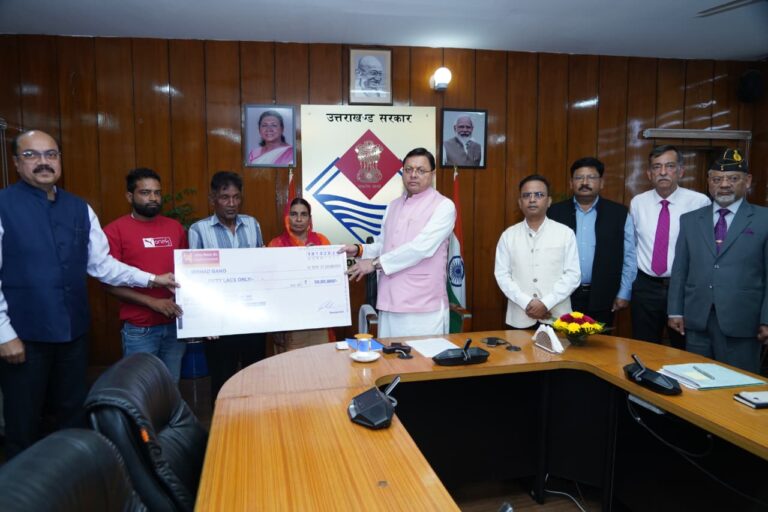 सचिवालय में मुख्यमंत्री धामी ने उपनल कर्मियों के आश्रितों को 50-50 लाख के चेक वितरित किए।