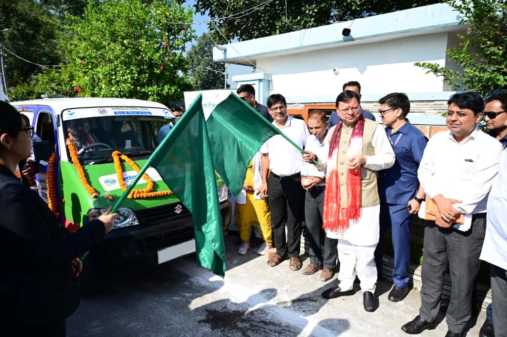 मुख्यमंत्री धामी ने नगला तराई स्थित आवास से हंस फाउंडेशन व हिन्दुस्तान जिंक की साझेदारी में बने मोबाइल स्वास्थ्य वाहनों को रवाना किया।