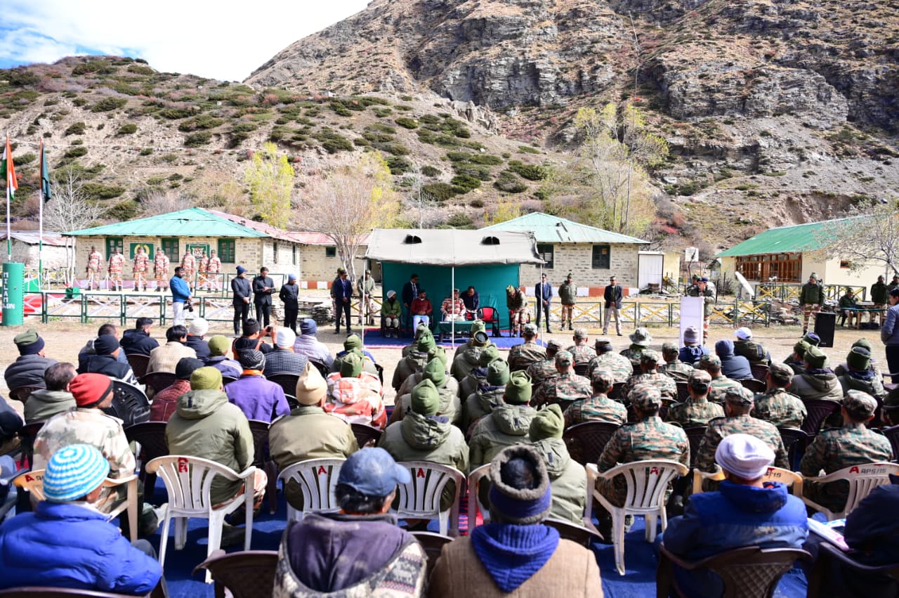 सीमांत क्षेत्र मिलम में सीएम ने सुरक्षाबलों और ग्रामीणों से बातचीत की।