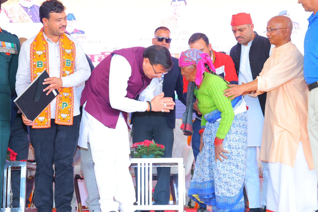 रिखणीखाल, पौड़ी में आयोजित शहीद स्मरण समारोह में मुख्यमंत्री धामी ने 102.82 करोड़ रुपये की विकास योजनाओं को जनता को समर्पित किया।