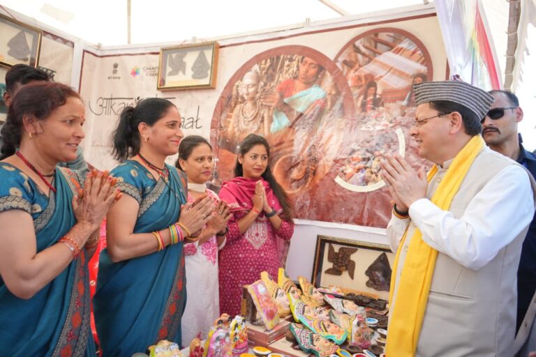 आवास विकास मैदान श्रीनगर में सहकारिता मेले में पहुंचे सीएम धामी, स्थानीय उत्पादों को बाजार से जोड़ने के प्रयासों को सराहा।