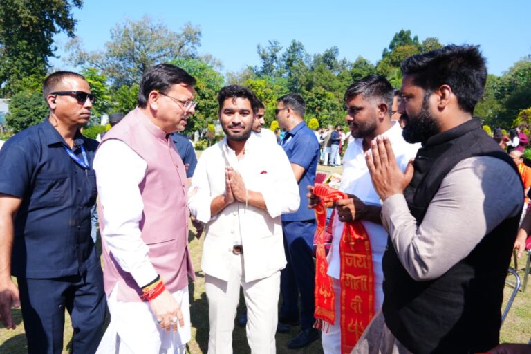 प्रदेशभर से पहुंचे लोगों ने मुख्यमंत्री पुष्कर सिंह धामी से मिलकर दीपावली की बधाई दी।