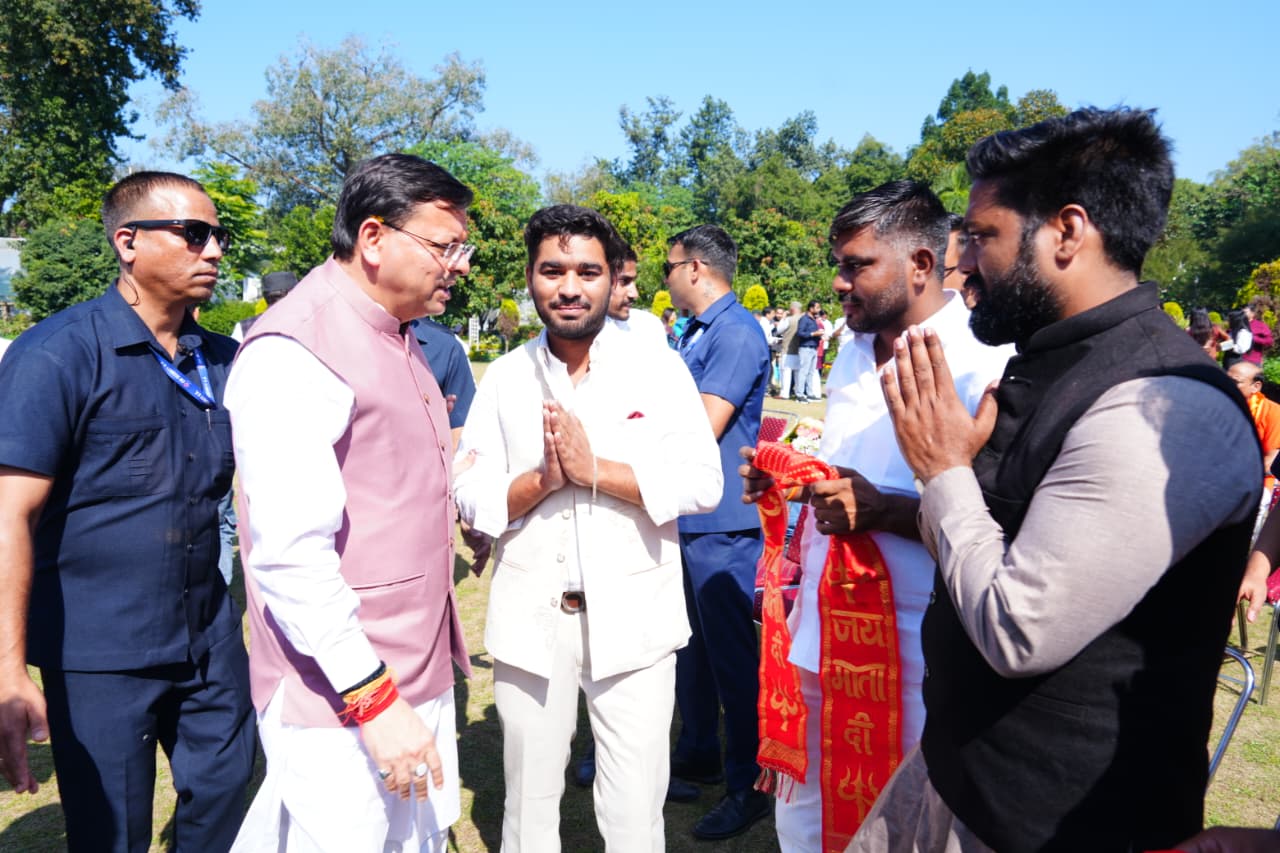प्रदेशभर से पहुंचे लोगों ने मुख्यमंत्री पुष्कर सिंह धामी से मिलकर दीपावली की बधाई दी।