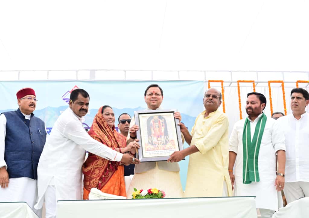 मुख्यमंत्री धामी ने रामपुर तिराहा पर श्रद्धांजलि दी और शहीद स्थल के री-डेवलपमेंट का ऐलान किया।