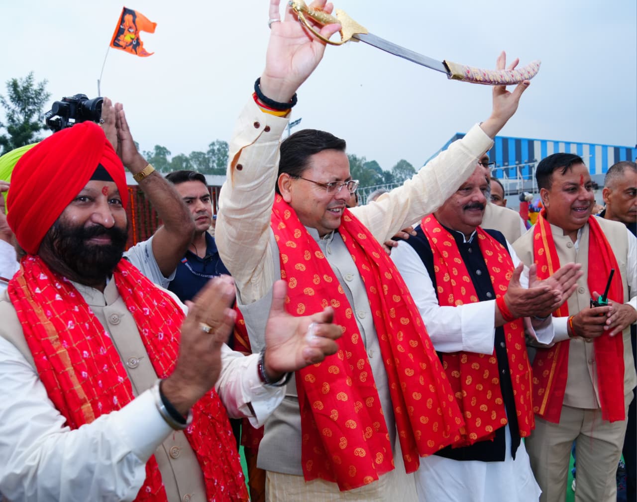 विजयदशमी पर सीएम धामी ने जनसमूह को संबोधित कर दी बधाई