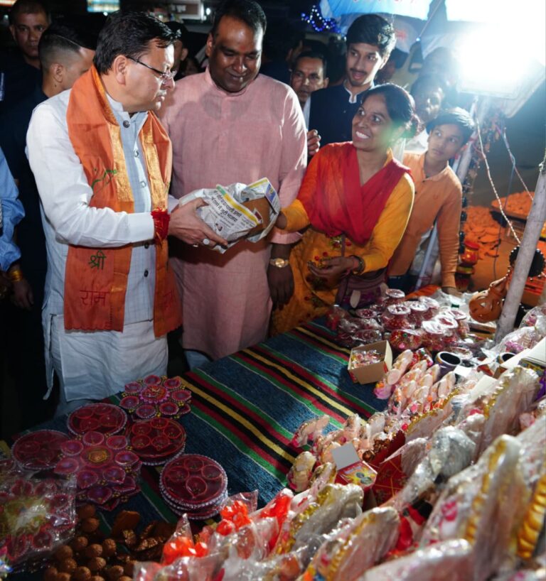 दीपावली पर सीएम पुष्कर सिंह धामी ने चकराता रोड से मिट्टी के दीये व देसी सामान खरीदे।