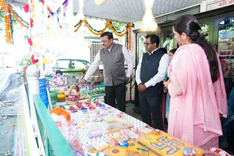 मुख्य सचिव आनंद बर्द्धन ने बाल और महिला गृहों के हस्तनिर्मित उत्पादों की प्रदर्शनी का किया शुभारंभ।