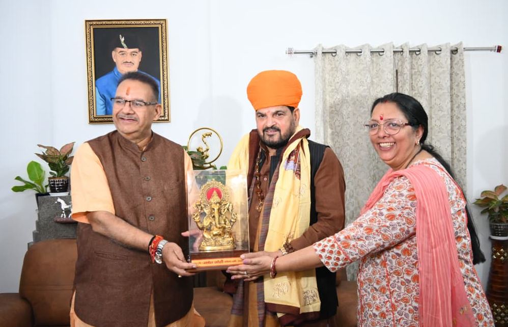 कैबिनेट मंत्री गणेश जोशी ने अपने आवास पर पूर्व सांसद बृजभूषण शरण सिंह का किया स्वागत