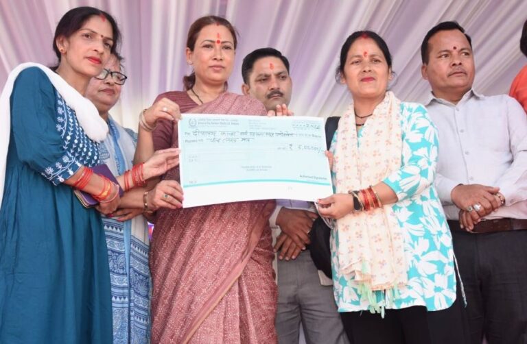 ग्राम सभा में रेखा आर्या ने माइक्रो एटीएम का उद्घाटन किया, ग्रामीणों को 10 लाख तक के लोन देकर बताया – सहकारिता से बढ़ी आर्थिक शक्ति।