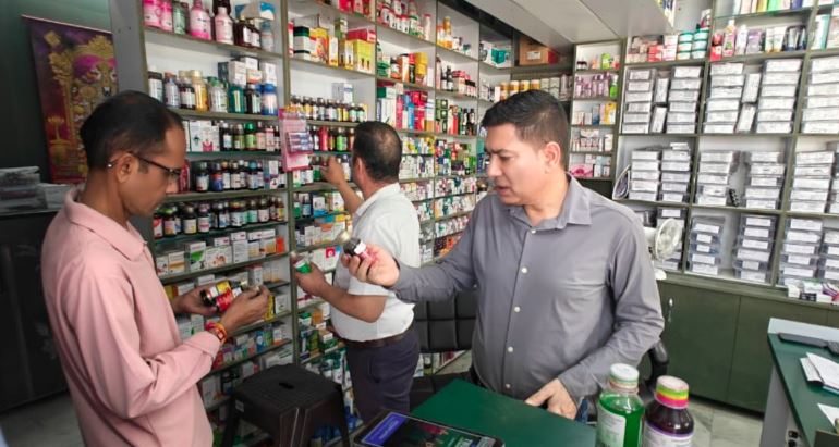 उत्तराखंड में प्रतिबंधित कफ सिरप के खिलाफ ऑपरेशन क्लीन, एफडीए टीमों की छापेमारी जारी।