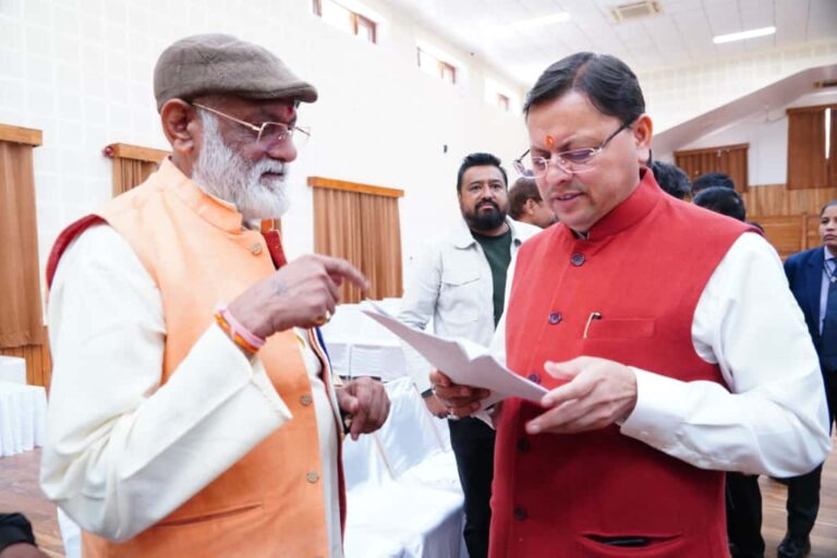 मुख्यमंत्री ने मुख्य सेवक सदन में आयोजित जनता मिलन कार्यक्रम में जनसमस्याओं की प्रत्यक्ष सुनवाई की।