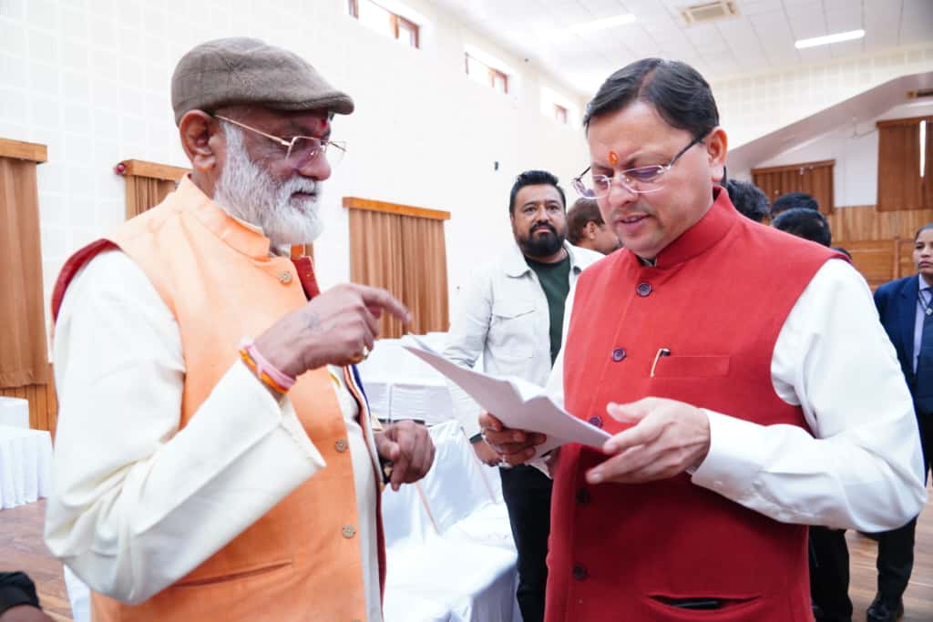 मुख्यमंत्री ने मुख्य सेवक सदन में आयोजित जनता मिलन कार्यक्रम में जनसमस्याओं की प्रत्यक्ष सुनवाई की।