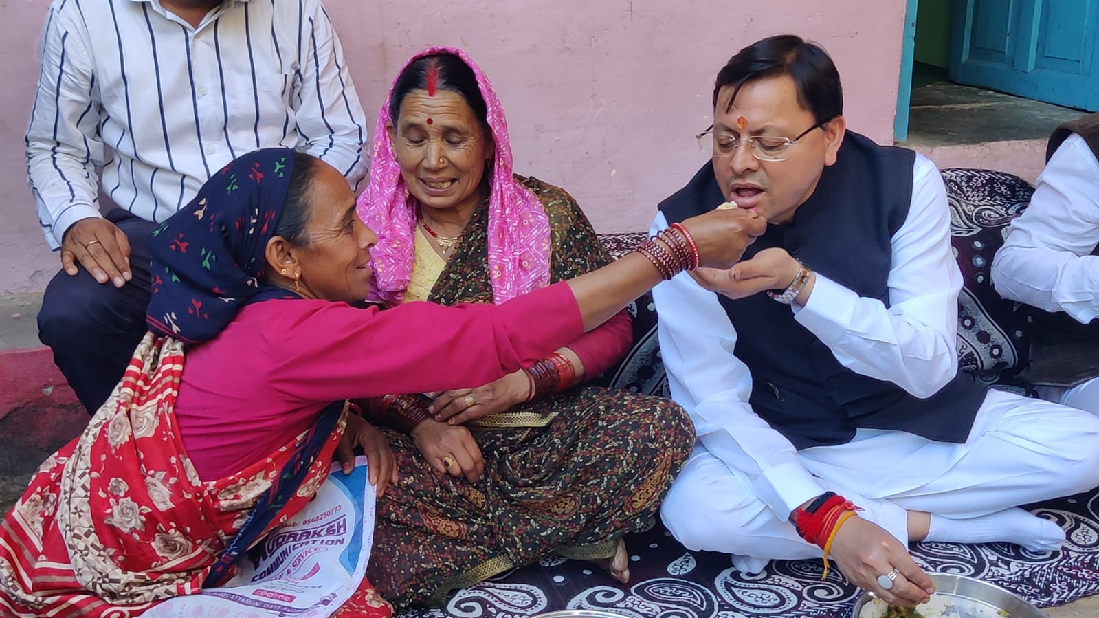 इगास पर्व पर सीएम धामी भौंर गांव पहुंचे, प्रभावितों से मुलाकात की।