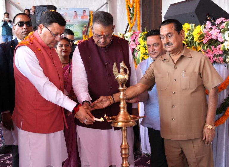 मुख्यमंत्री पुष्कर सिंह धामी ने शुक्रवार को पंतनगर में कृषक सम्मेलन का उद्घाटन किया।