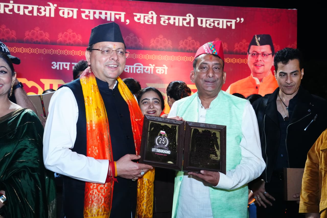 मुख्यमंत्री पुष्कर सिंह धामी से इगास पर्व पर कलाकारों ने मुलाकात की।