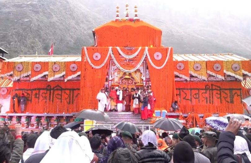 बद्रीनाथ मंदिर के कपाट आज दोपहर 2:56 बजे शीतकालीन बंदी के लिए बंद किए जाएंगे।