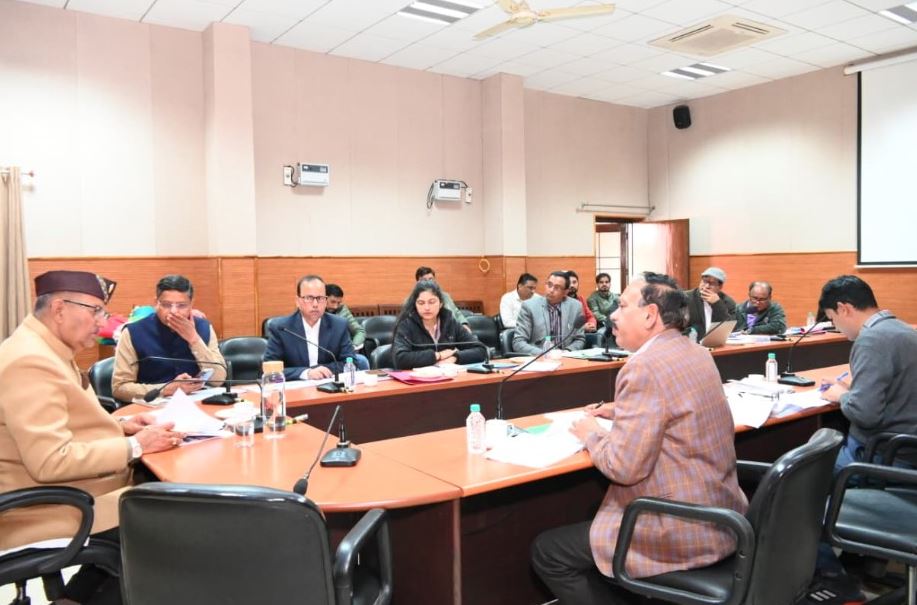 मंत्री गणेश जोशी ने अधिकारियों से योजनाओं के ग्रामीण विस्तार हेतु कार्यशालाएँ कराने पर जोर दिया।