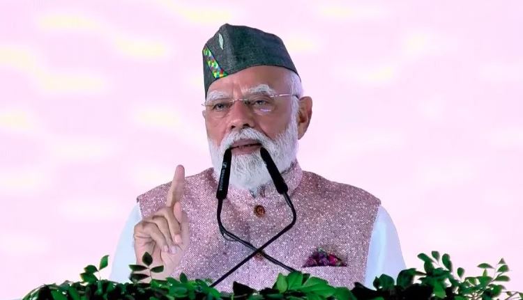 प्रधानमंत्री ने प्रदेश के लिए आठ हजार करोड़ की विकास योजनाओं की घोषणा की।