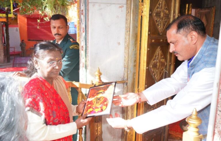 राष्ट्रपति मुर्मू ने शक्तिपीठ नैना देवी में पूजा कर आशीर्वाद लिया।