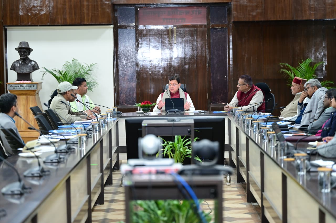 मुख्यमंत्री ने अधिकारियों से कहा कि जड़ी-बूटी सेक्टर में बेहतर परिणामों के लिए गांवों में क्लस्टर बनाकर काम किया जाए।