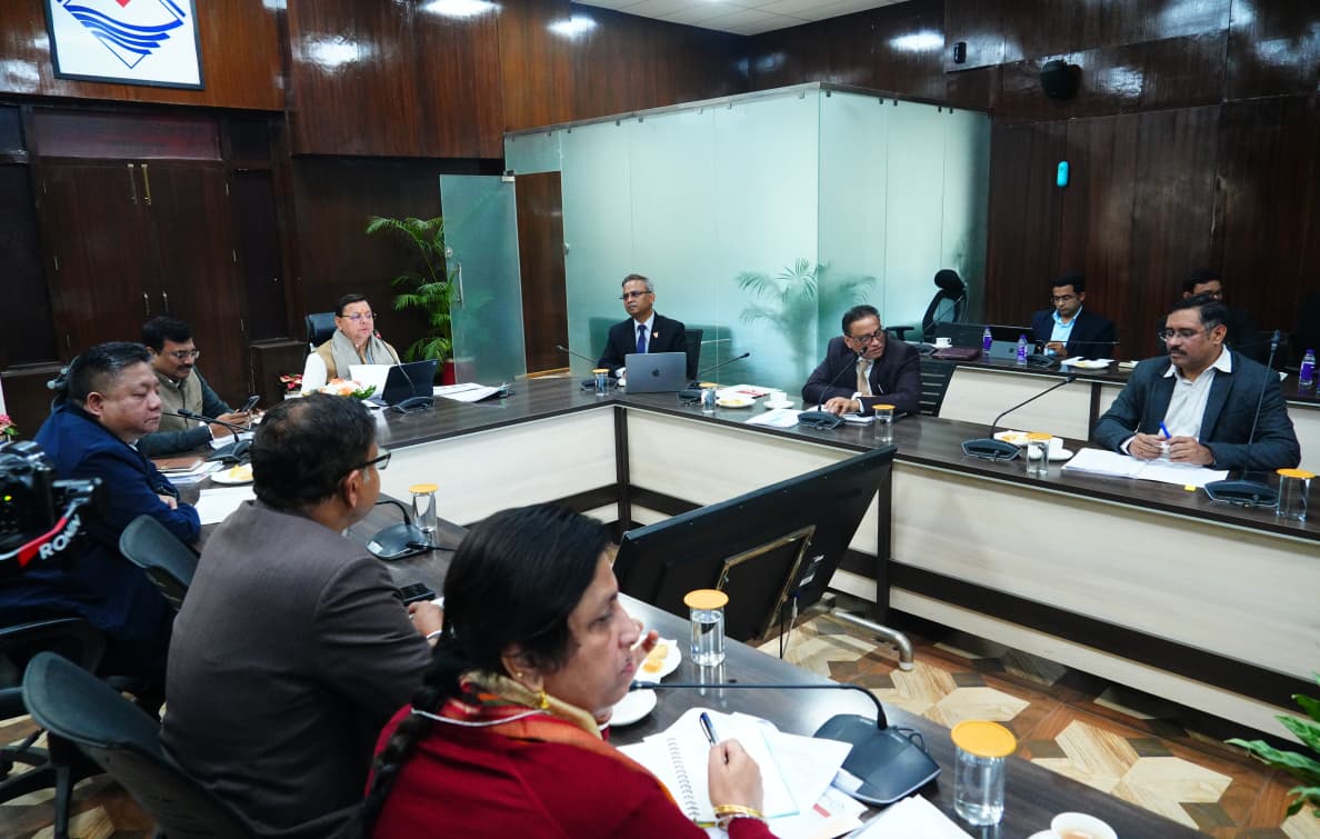 मुख्यमंत्री पुष्कर सिंह धामी ने अधिकारियों को दिए राजस्व वसूली बढ़ाने के निर्देश