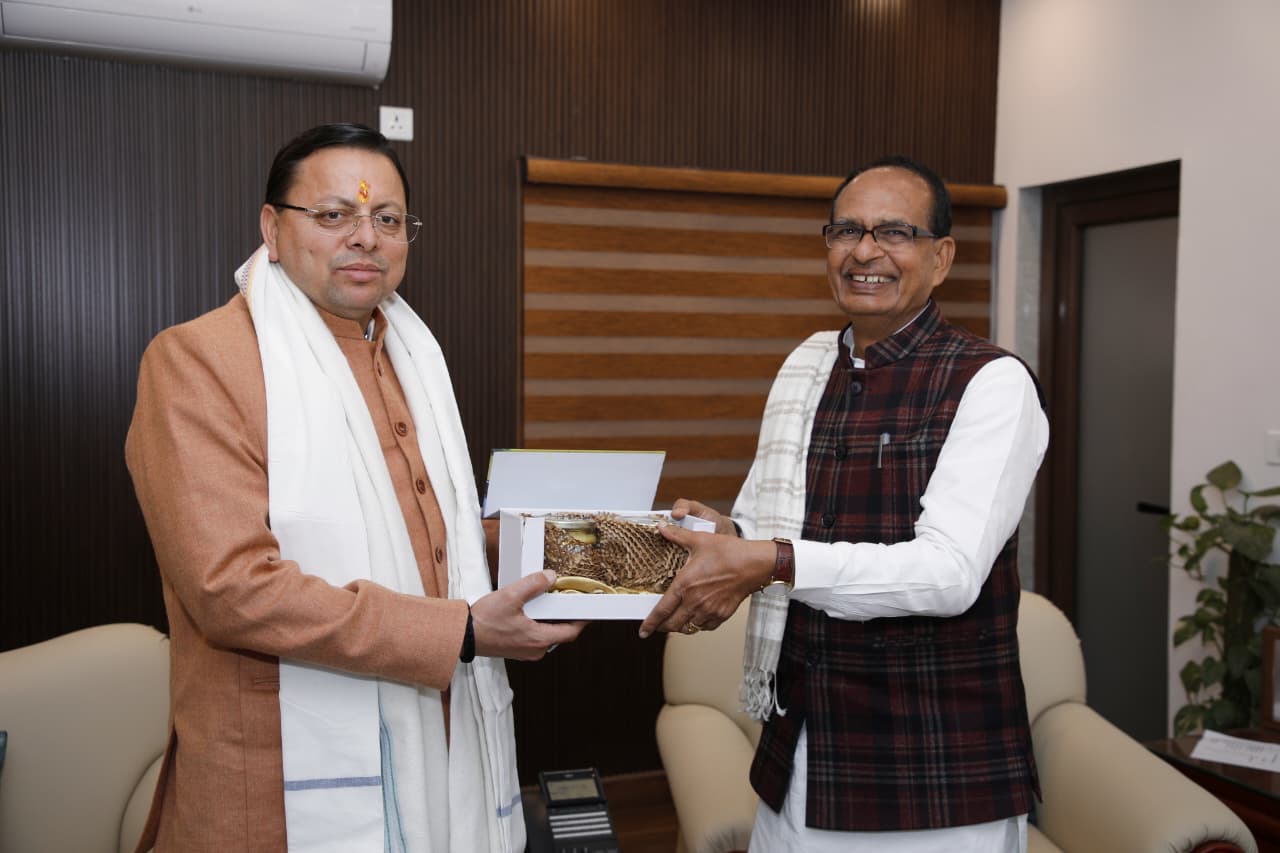 मुख्यमंत्री धामी और केंद्रीय मंत्री शिवराज चौहान के बीच कृषि व आपदा पुनर्निर्माण से जुड़े मुद्दों पर मंथन हुआ।