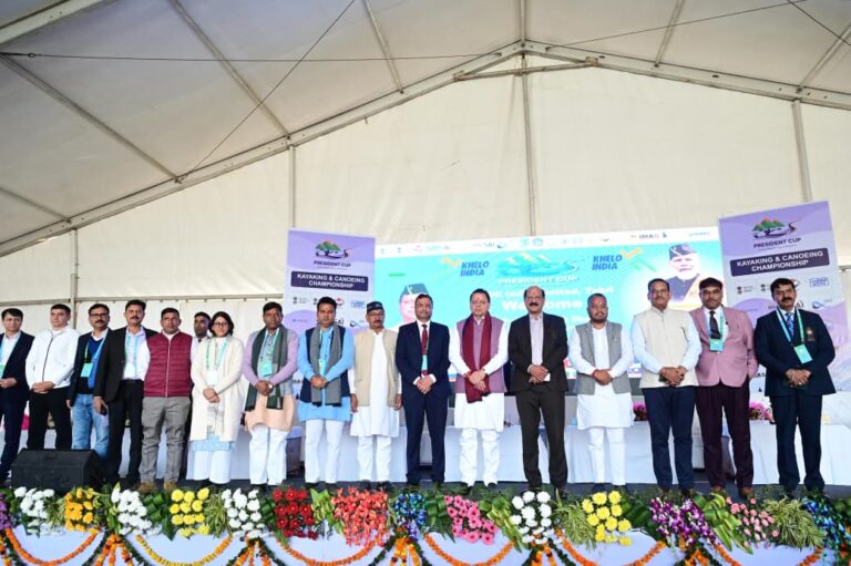 सीएम पुष्कर सिंह धामी टिहरी झील में आयोजित दोनों अंतरराष्ट्रीय खेल आयोजनों के समापन में पहुंचे, जहाँ उन्होंने भारत समेत कई देशों के खिलाड़ियों से संवाद कर उनके प्रयासों को सराहा।